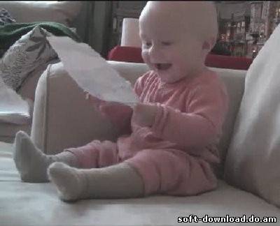 Ребёнок истерически смеётся когда рвётся бумага